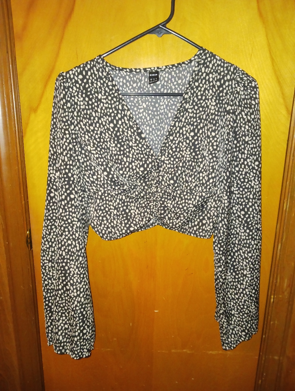 SHEIN Black and White Speckled V-Neck Cropped Top